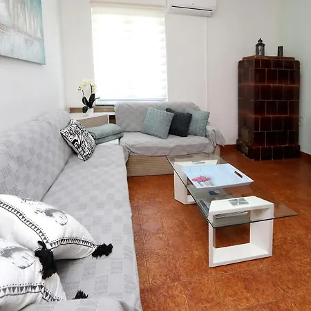 Sunny Terrace Apartment *